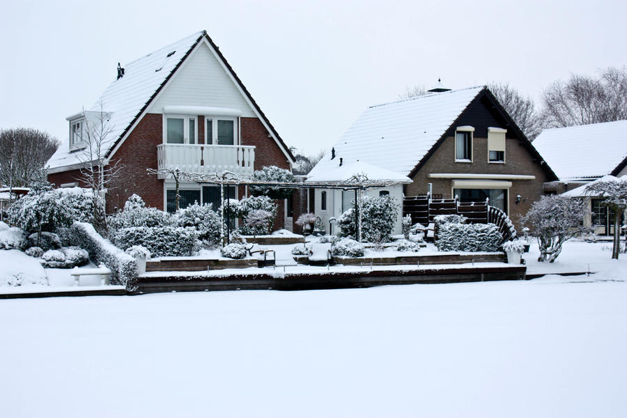 houses_in_the_snow_by_shannavn.jpg