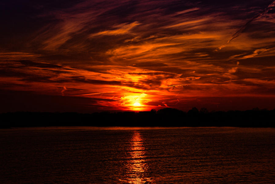 http://img03.deviantart.net/cb33/i/2012/097/0/0/red_sunset_1_by_adventuresinaperture-d4vd4v1.jpg